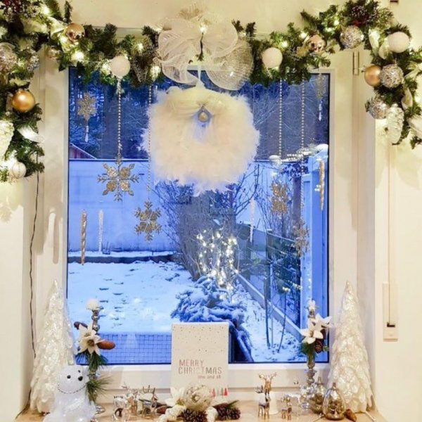 Beautiful Window Decorating Ideas For Christmas 17