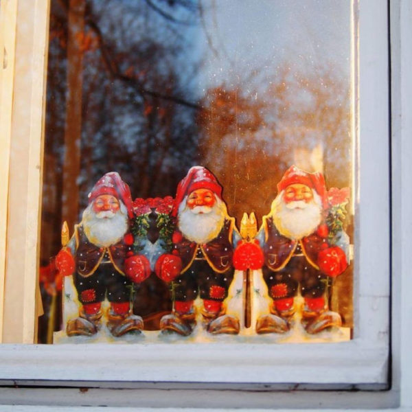 Beautiful Window Decorating Ideas For Christmas 20