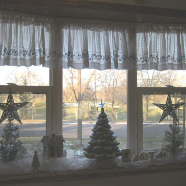 Beautiful Window Decorating Ideas For Christmas 22