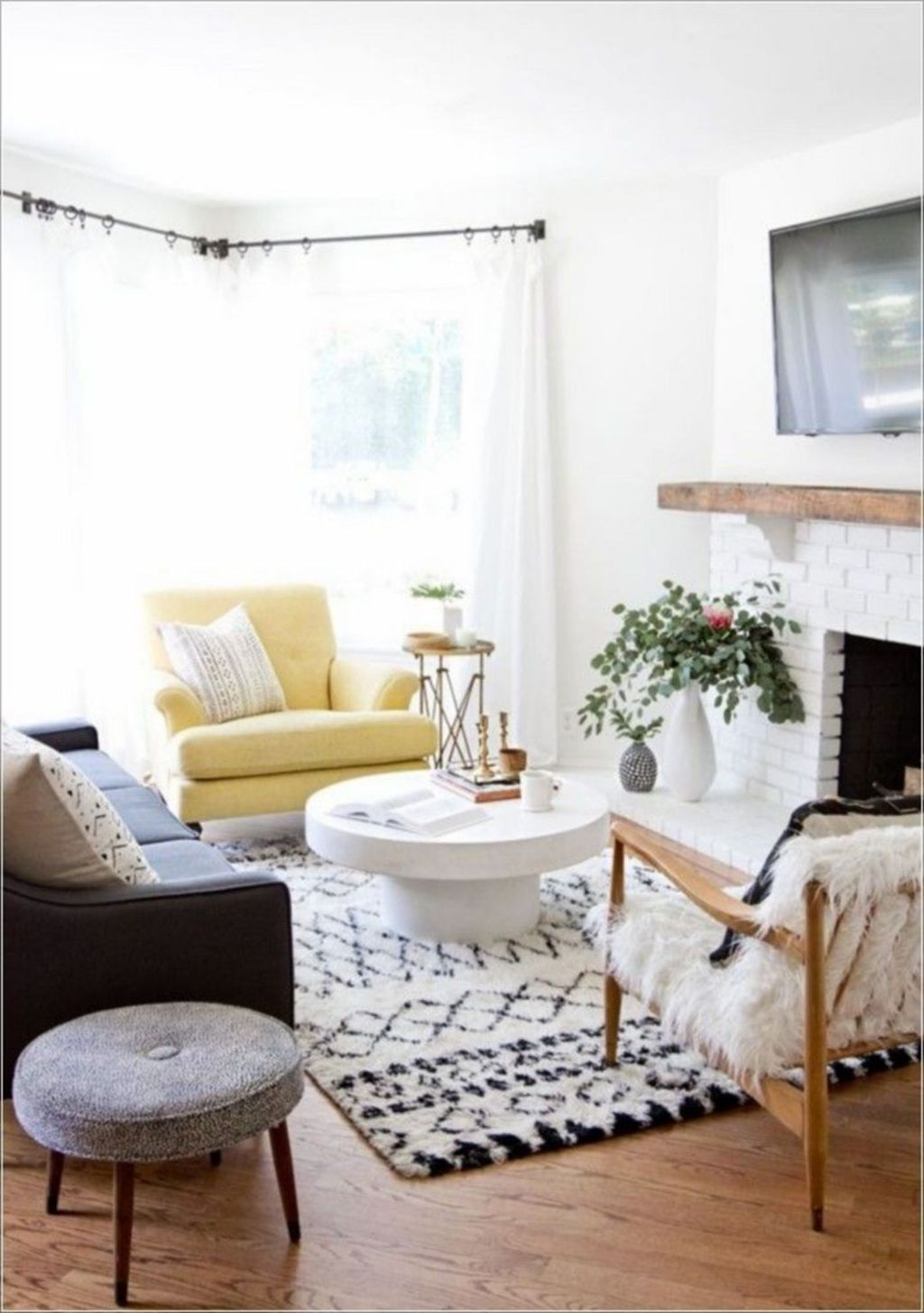 Best Tiny Living Room Design Ideas That Trend Nowaday 28
