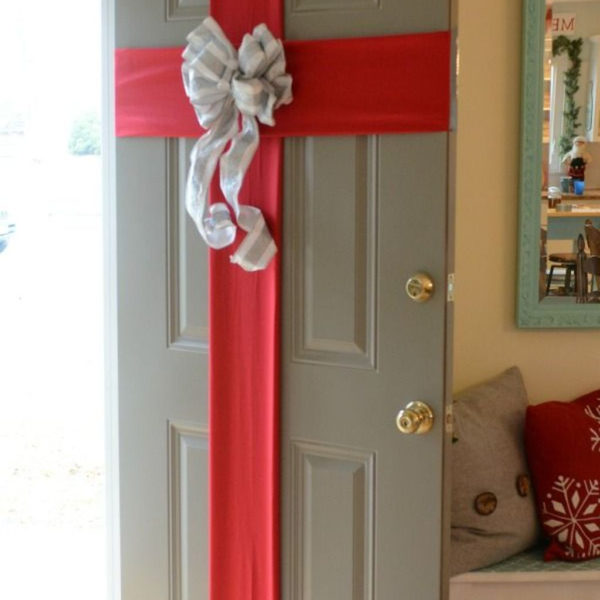 Creative Christmas Door Decoration Ideas To Inspire You 01