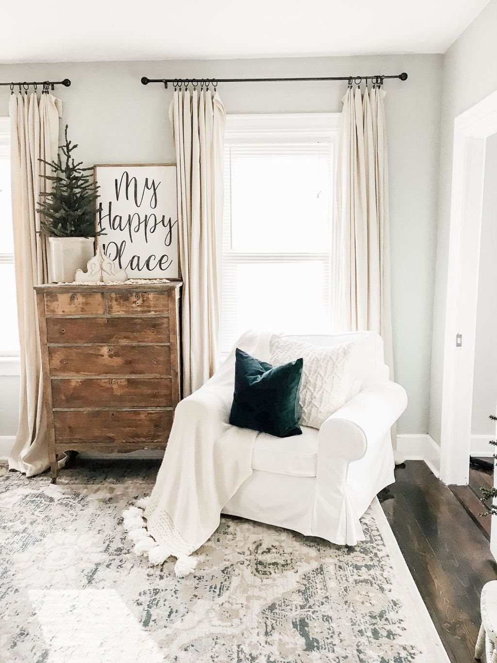 Enchanting Living Room Decor Ideas That Trending This Winter 16