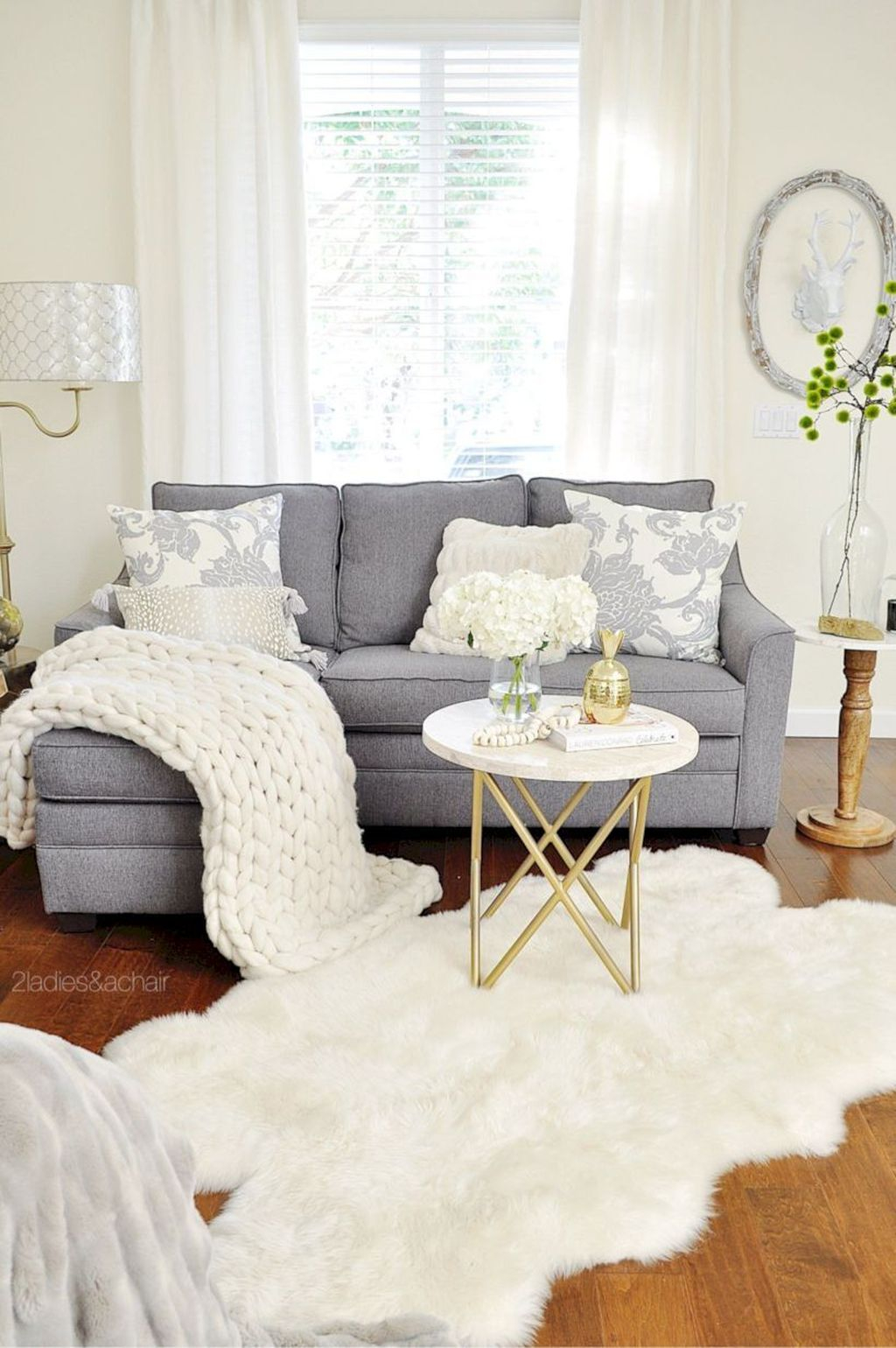Enchanting Living Room Decor Ideas That Trending This Winter 17