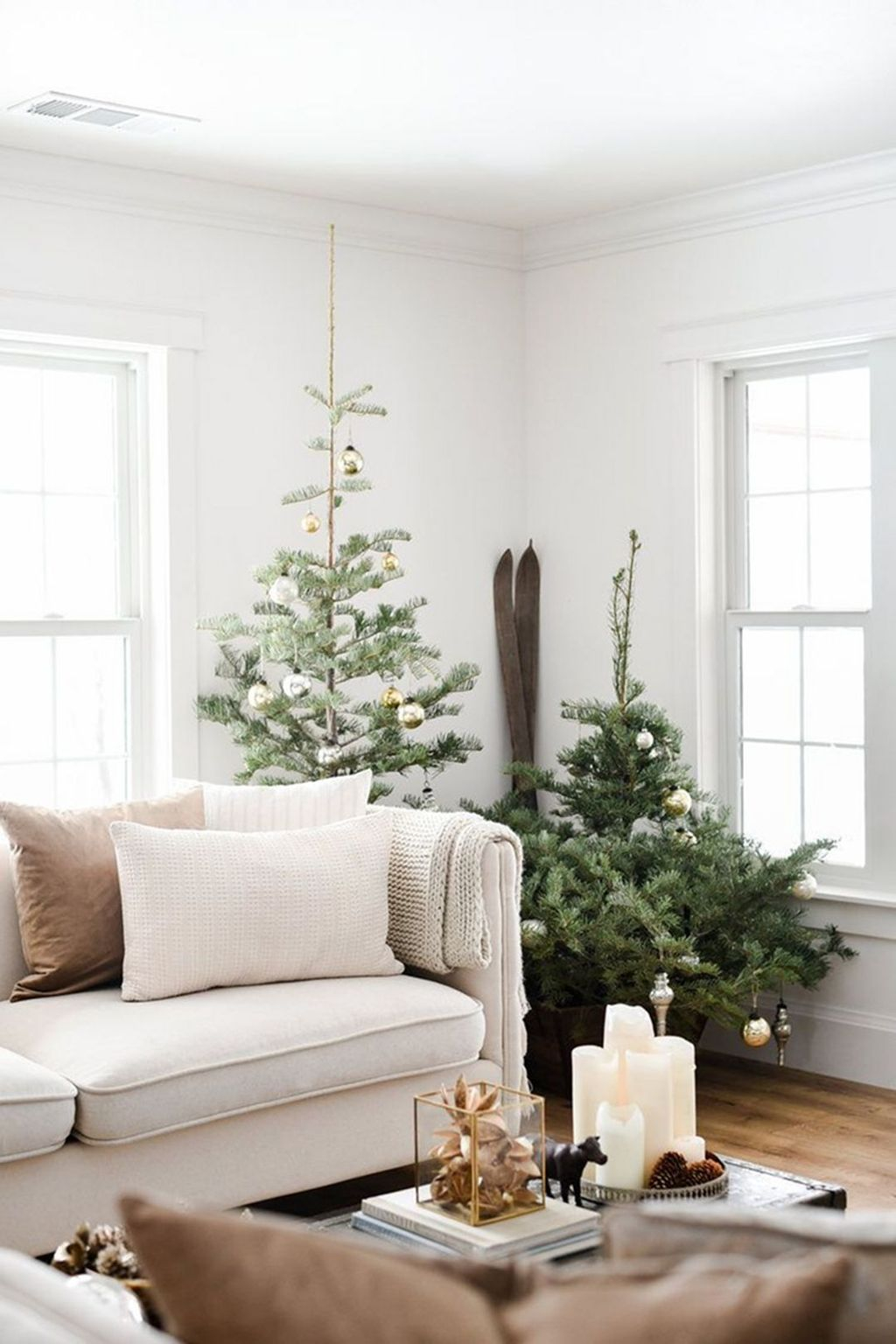 Enchanting Living Room Decor Ideas That Trending This Winter 33