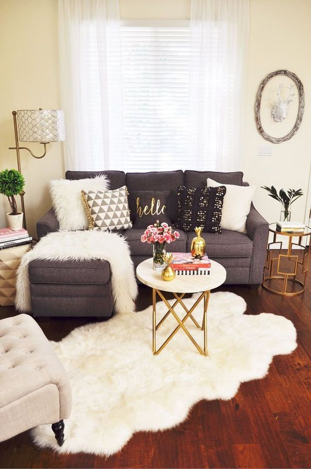 Enchanting Living Room Decor Ideas That Trending This Winter 38