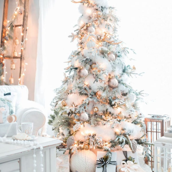 Pretty Space Decoration Ideas With Christmas Tree Lights 01