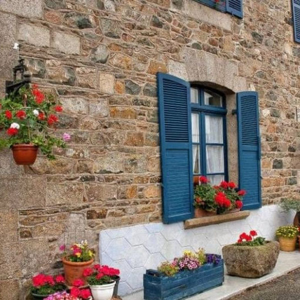 Fabulous Exterior Decoration Ideas With Flower In Window 06