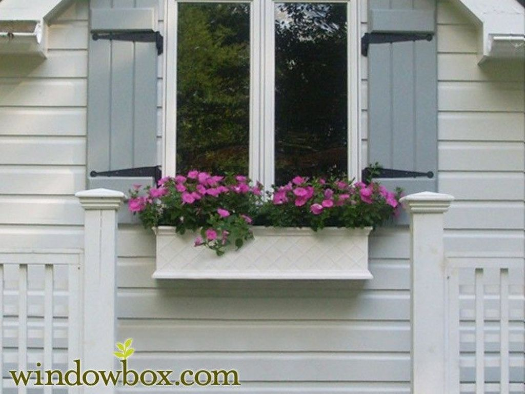 Fabulous Exterior Decoration Ideas With Flower In Window 07