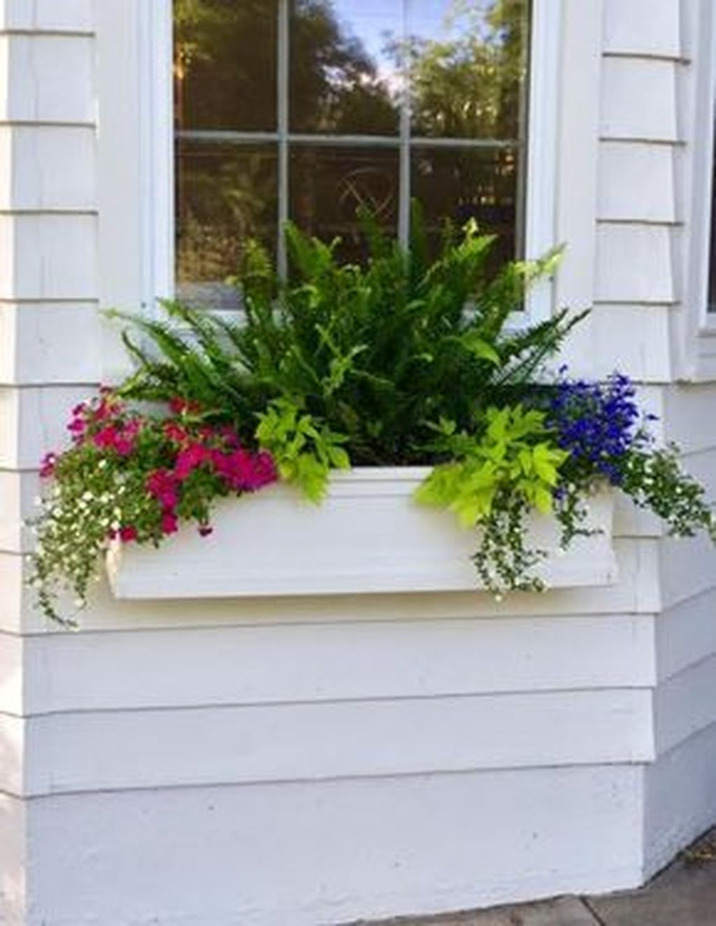 Fabulous Exterior Decoration Ideas With Flower In Window 18