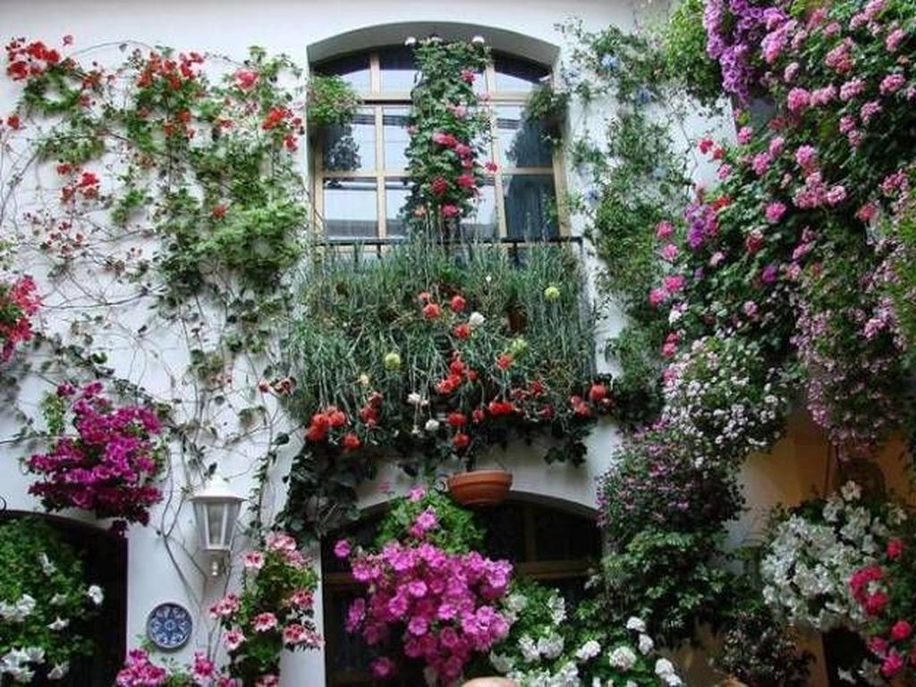 Fabulous Exterior Decoration Ideas With Flower In Window 21