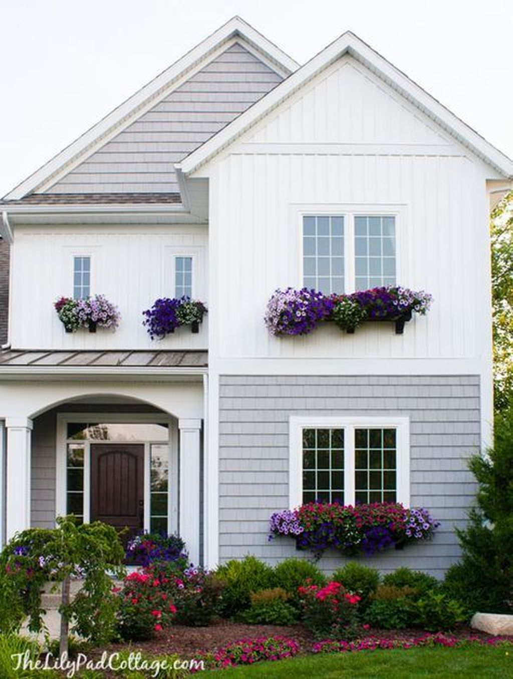 Fabulous Exterior Decoration Ideas With Flower In Window 22