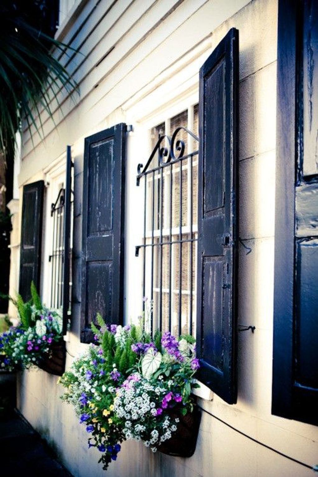 Fabulous Exterior Decoration Ideas With Flower In Window 28