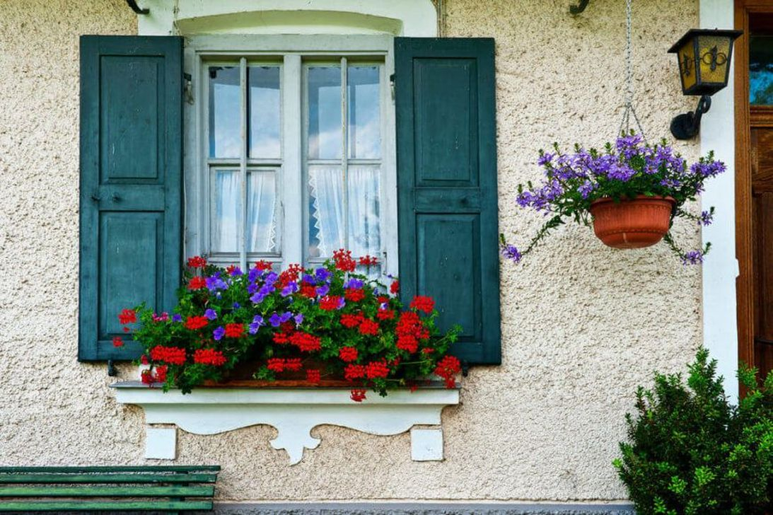 Fabulous Exterior Decoration Ideas With Flower In Window 33