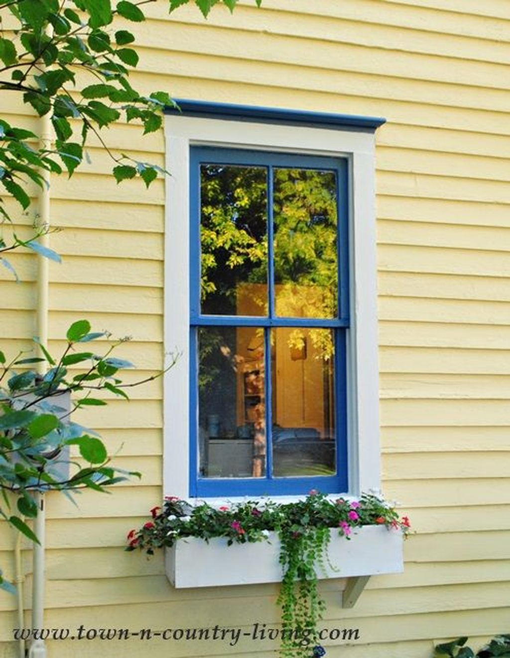 Fabulous Exterior Decoration Ideas With Flower In Window 35