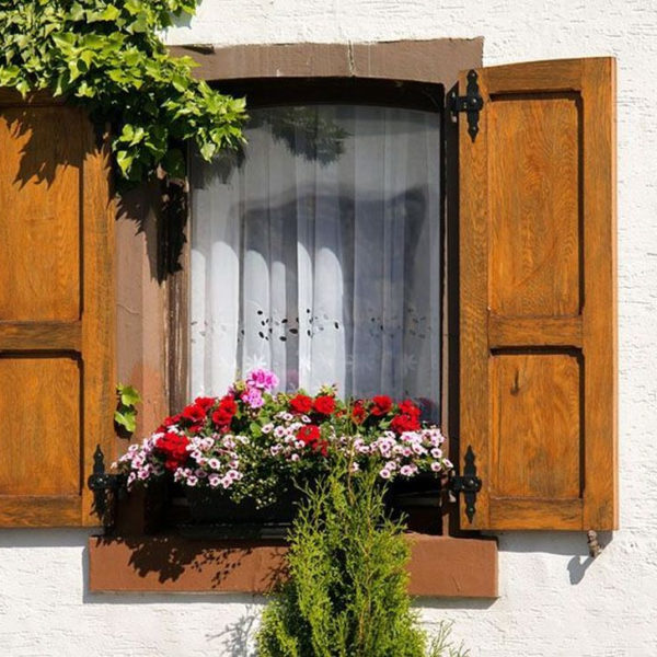 Fabulous Exterior Decoration Ideas With Flower In Window 36