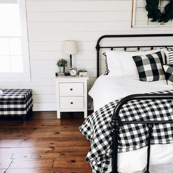 Vintage Farmhouse Bedroom Decor Ideas On A Budget To Try 32