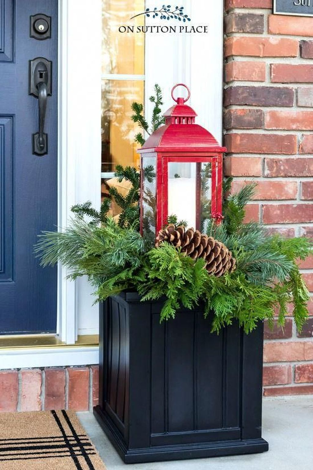 Marvelous Outdoor Holiday Planter Ideas To Beauty Porch Décor 01