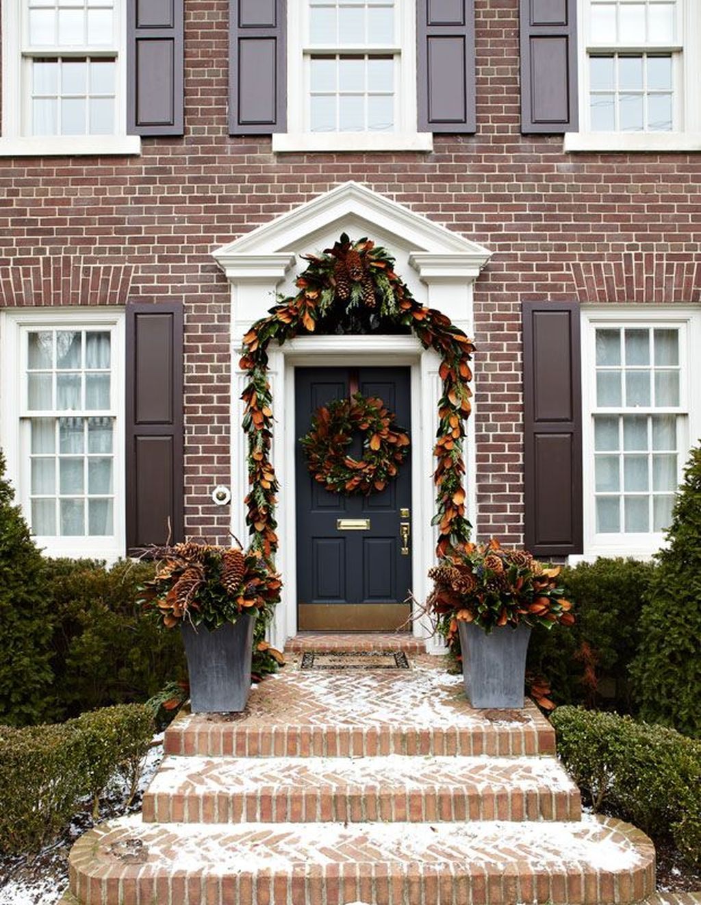 Marvelous Outdoor Holiday Planter Ideas To Beauty Porch Décor 02