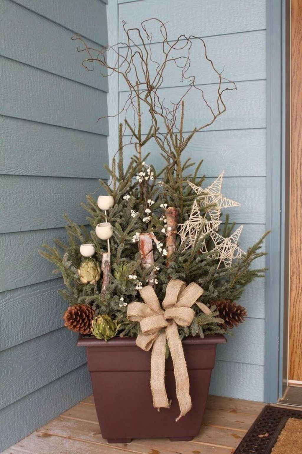 Marvelous Outdoor Holiday Planter Ideas To Beauty Porch Décor 06