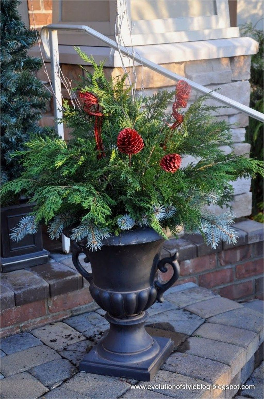 Marvelous Outdoor Holiday Planter Ideas To Beauty Porch Décor 09