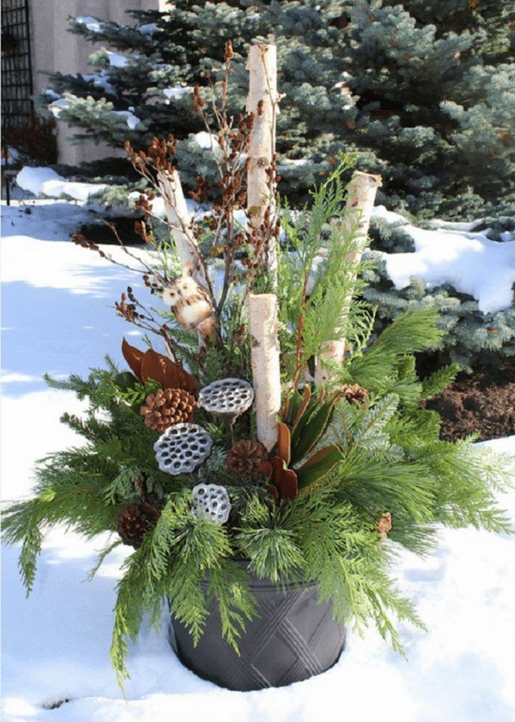 Marvelous Outdoor Holiday Planter Ideas To Beauty Porch Décor 11