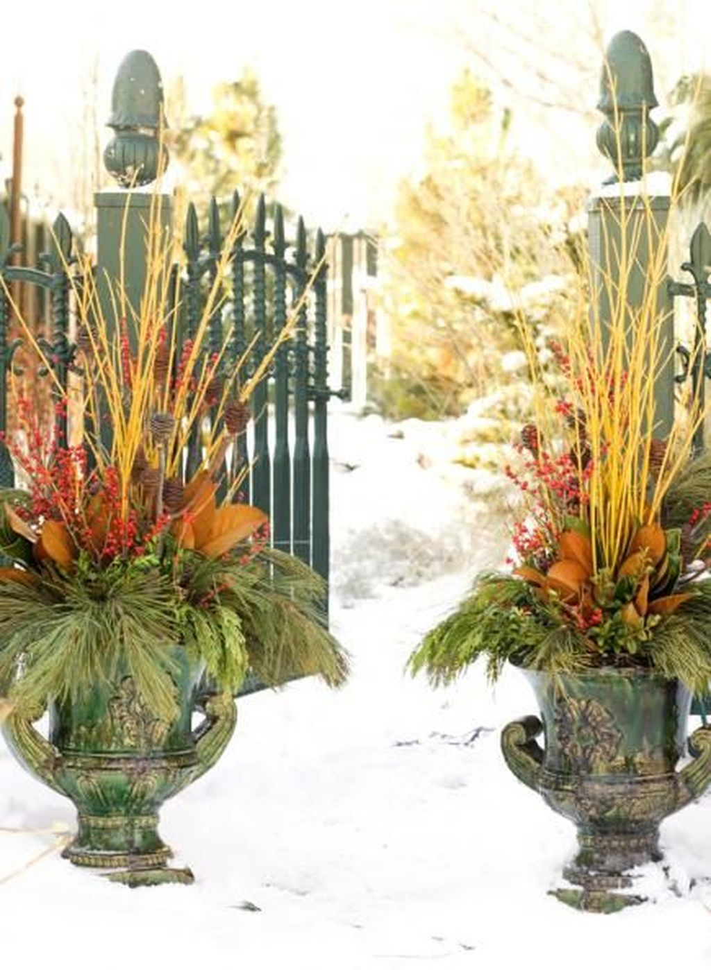Marvelous Outdoor Holiday Planter Ideas To Beauty Porch Décor 14