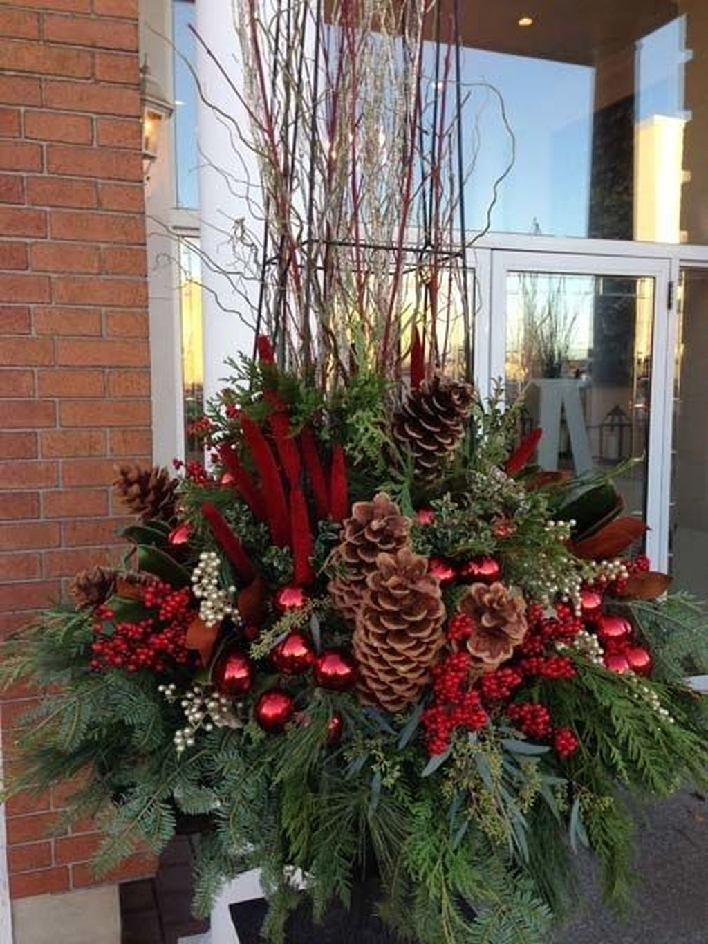 Marvelous Outdoor Holiday Planter Ideas To Beauty Porch Décor 15