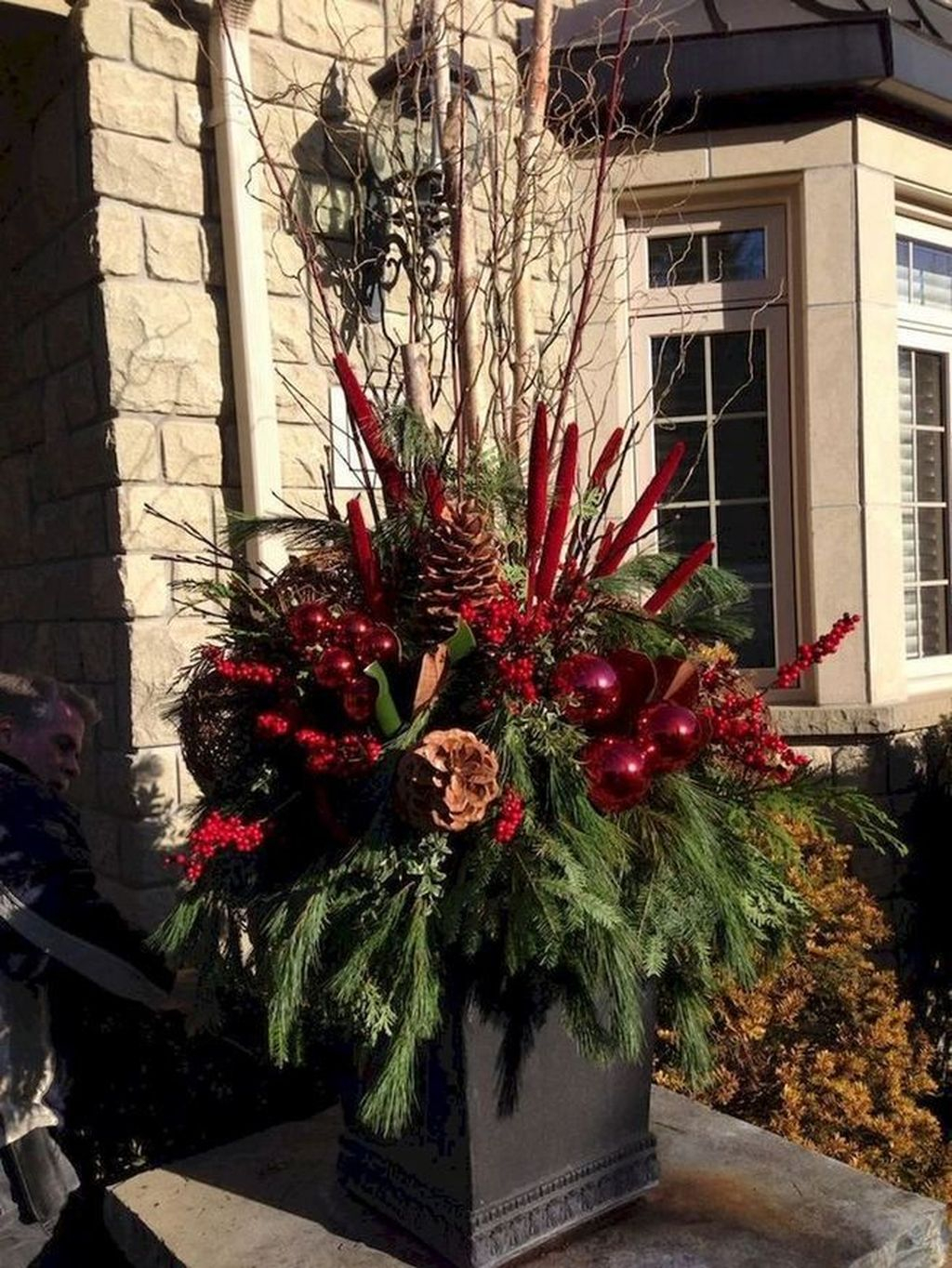 Marvelous Outdoor Holiday Planter Ideas To Beauty Porch Décor 16