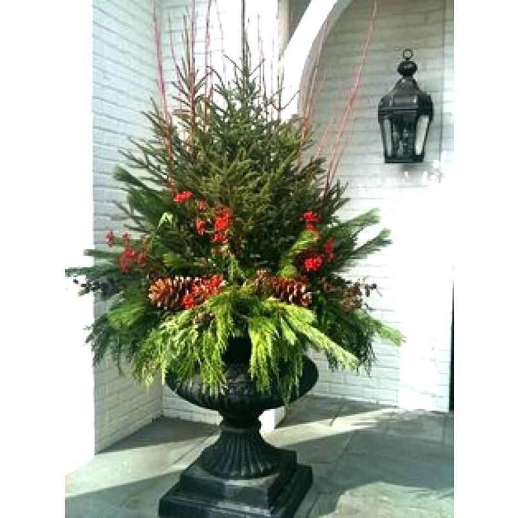 Marvelous Outdoor Holiday Planter Ideas To Beauty Porch Décor 17