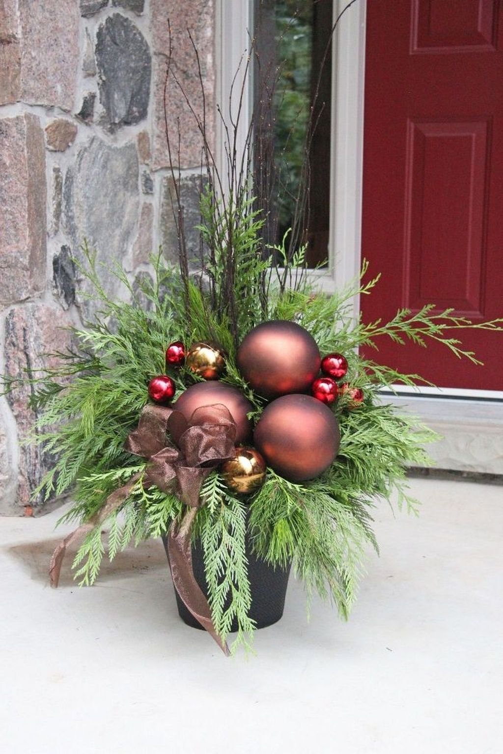 Marvelous Outdoor Holiday Planter Ideas To Beauty Porch Décor 18