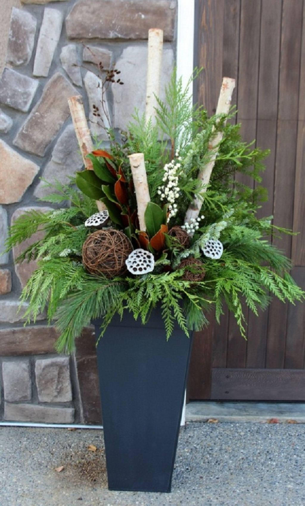 Marvelous Outdoor Holiday Planter Ideas To Beauty Porch Décor 20