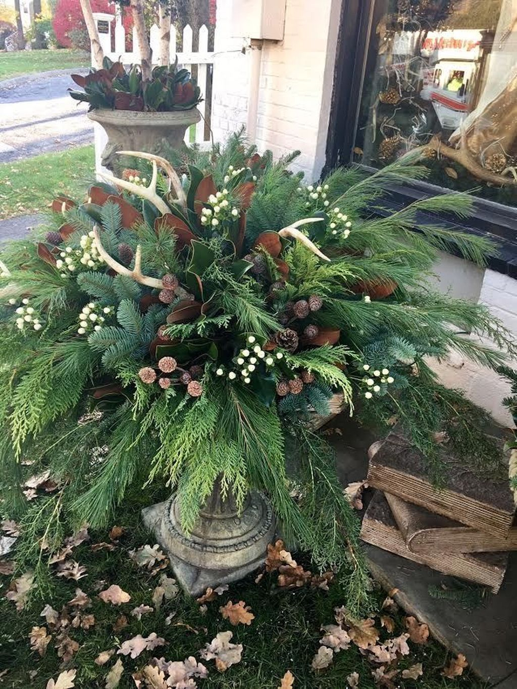 Marvelous Outdoor Holiday Planter Ideas To Beauty Porch Décor 21