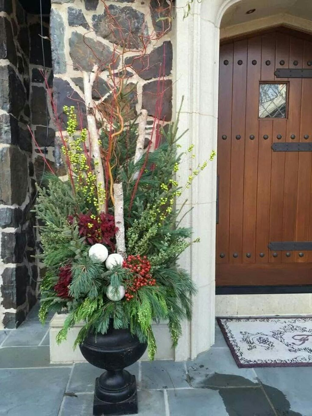 Marvelous Outdoor Holiday Planter Ideas To Beauty Porch Décor 22