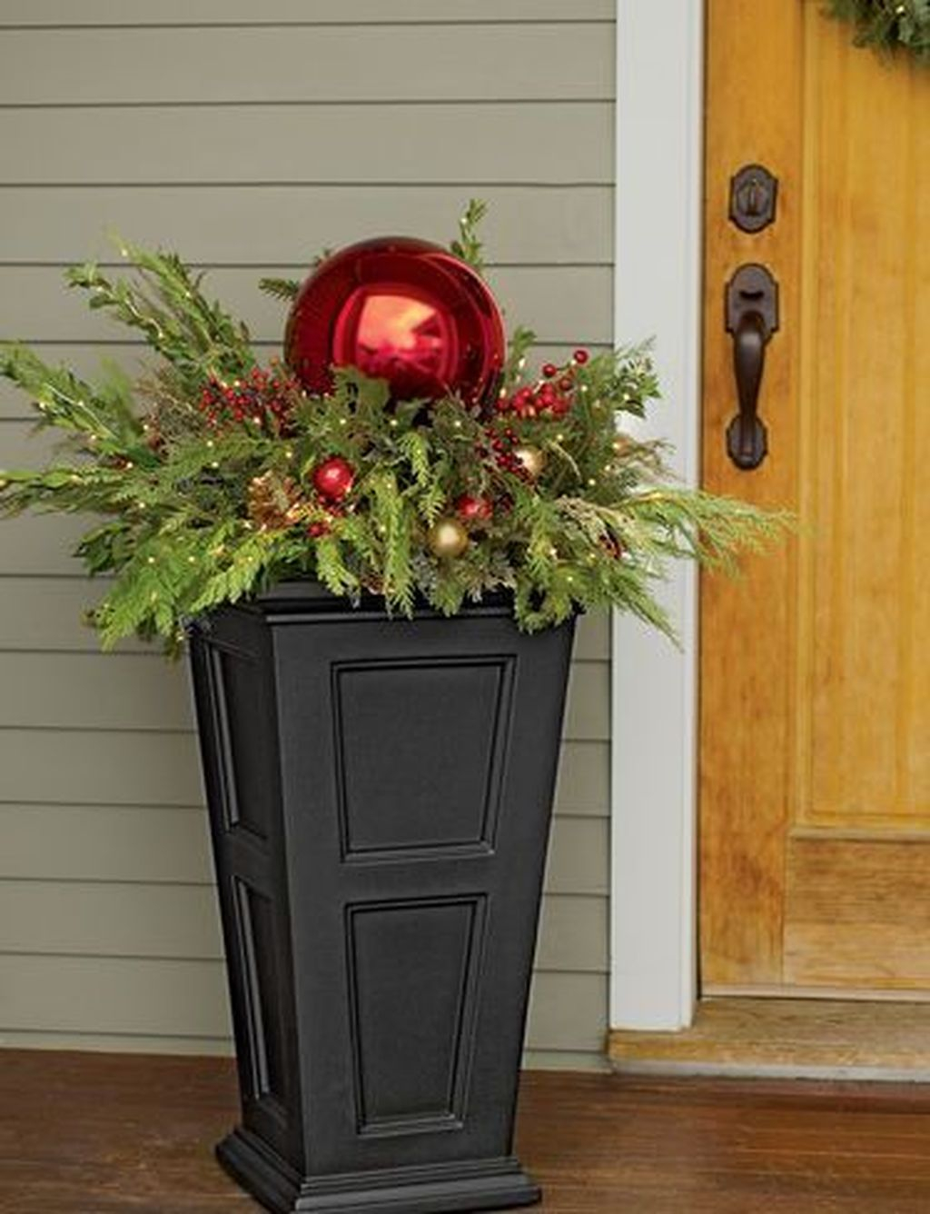 Marvelous Outdoor Holiday Planter Ideas To Beauty Porch Décor 26
