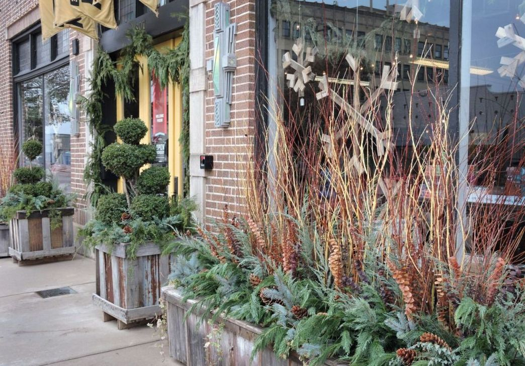 Marvelous Outdoor Holiday Planter Ideas To Beauty Porch Décor 27