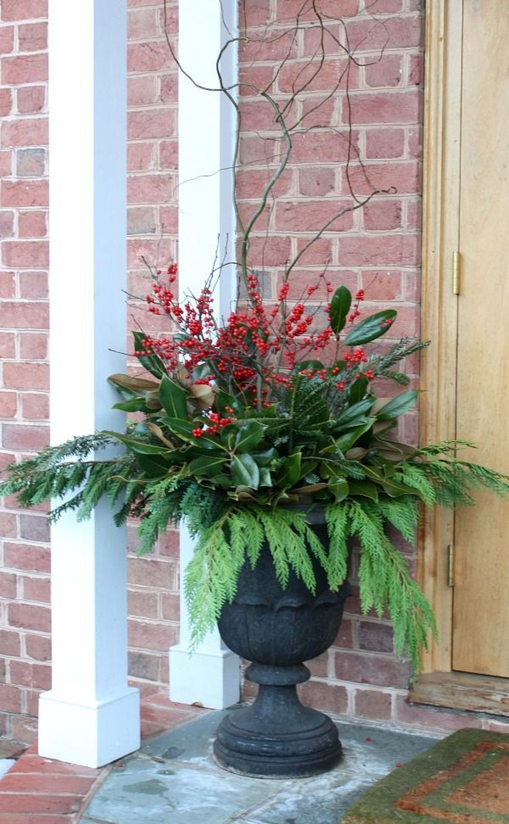 Marvelous Outdoor Holiday Planter Ideas To Beauty Porch Décor 28