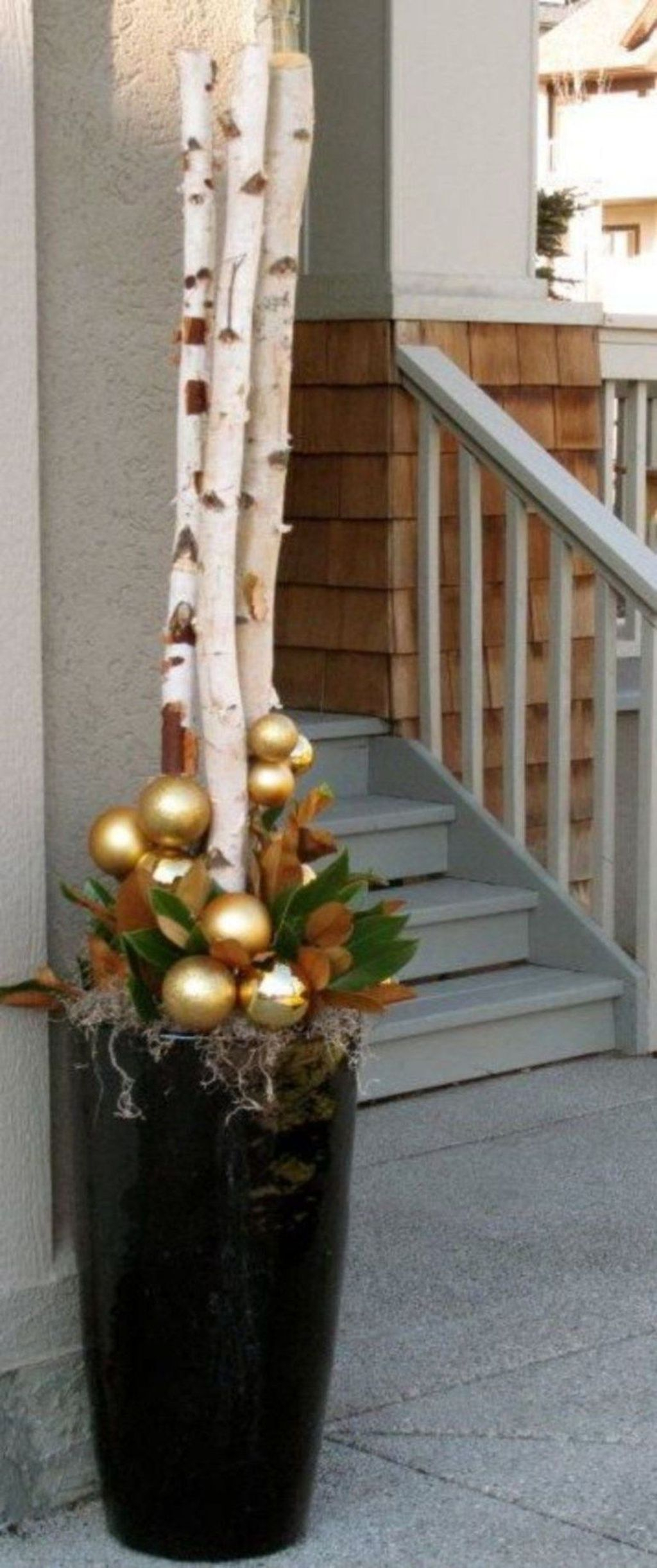 Marvelous Outdoor Holiday Planter Ideas To Beauty Porch Décor 32
