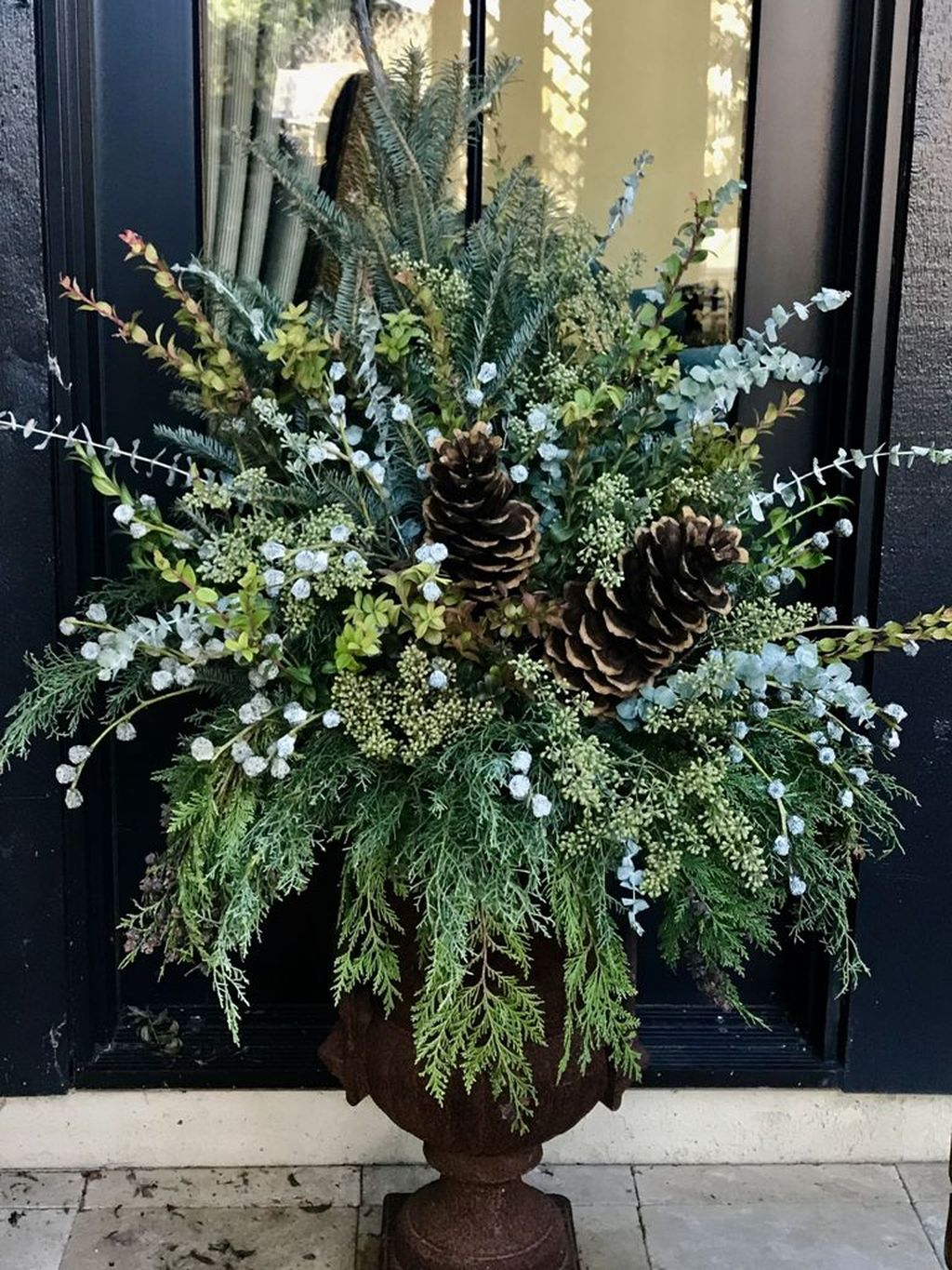 Marvelous Outdoor Holiday Planter Ideas To Beauty Porch Décor 33