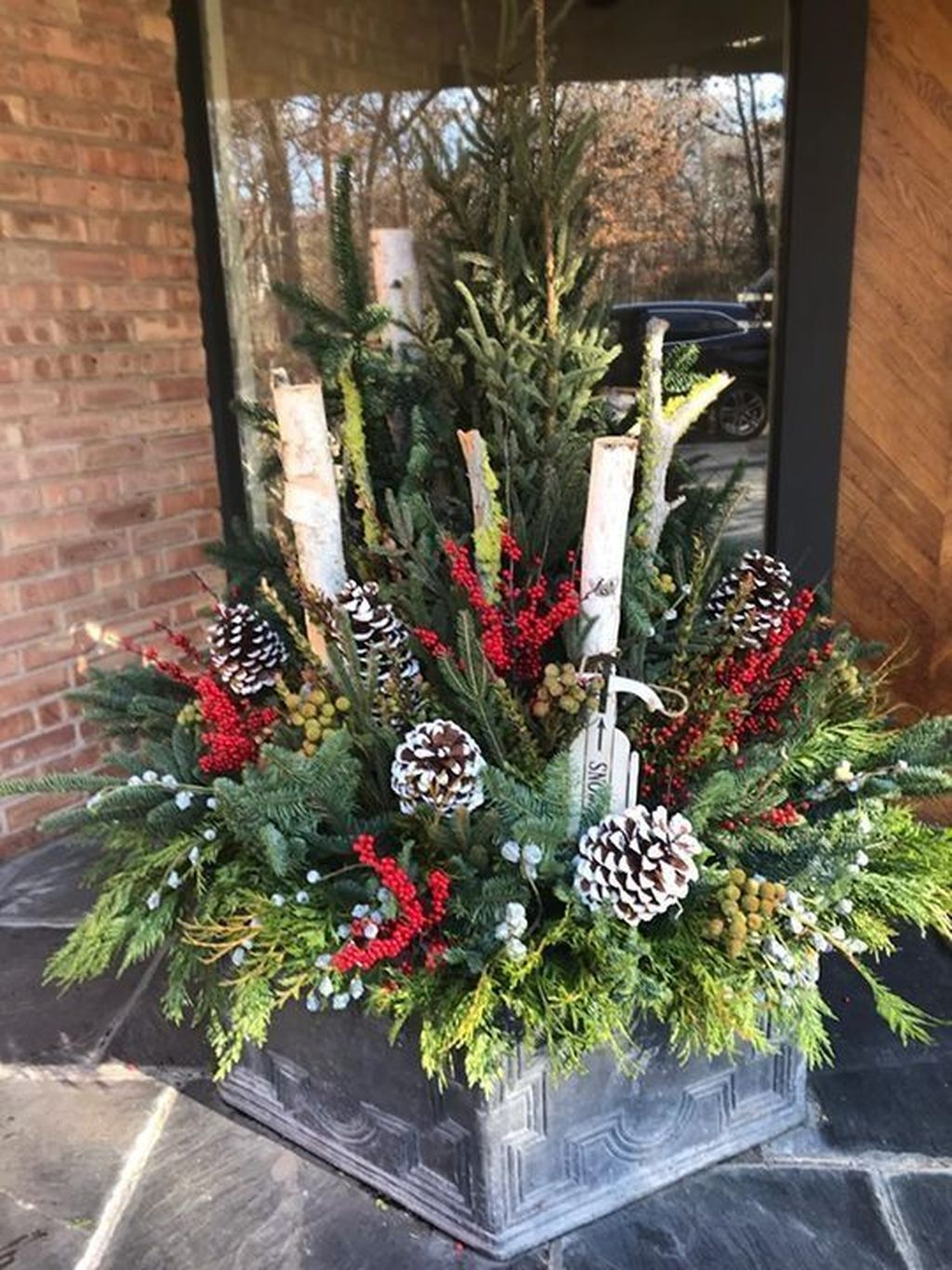 Marvelous Outdoor Holiday Planter Ideas To Beauty Porch Décor 34