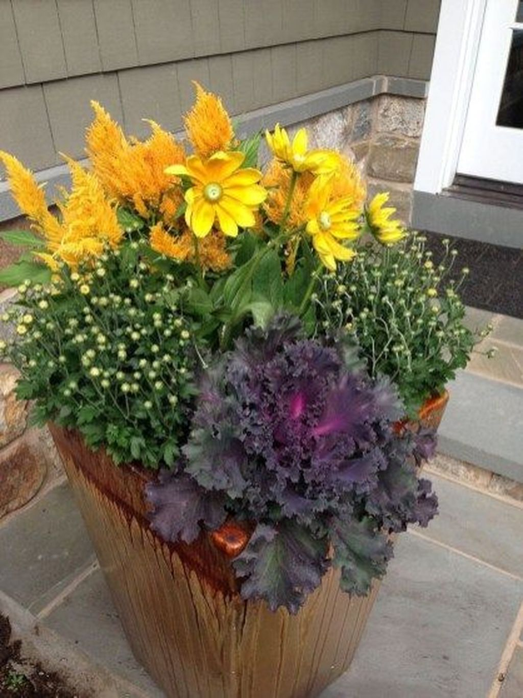 Marvelous Outdoor Holiday Planter Ideas To Beauty Porch Décor 35