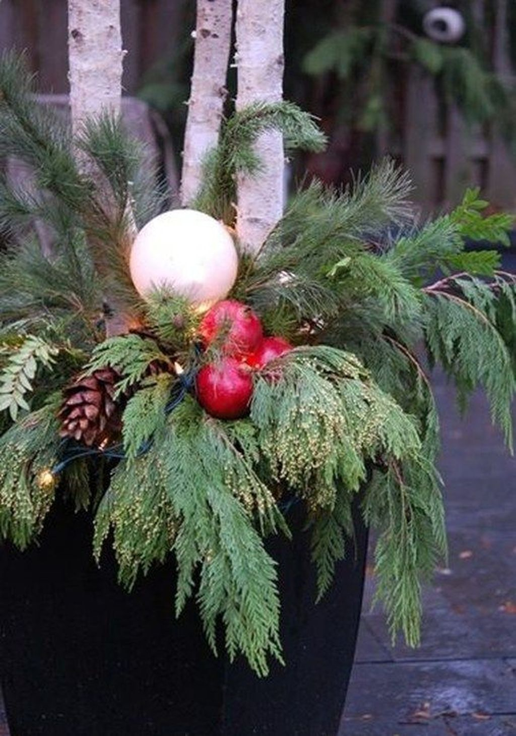 Marvelous Outdoor Holiday Planter Ideas To Beauty Porch Décor 36