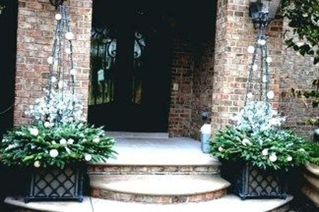 Marvelous Outdoor Holiday Planter Ideas To Beauty Porch Décor 37