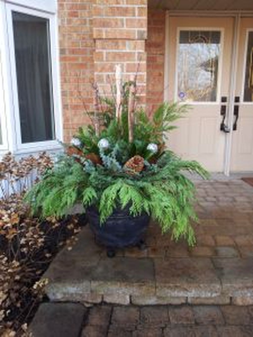 Marvelous Outdoor Holiday Planter Ideas To Beauty Porch Décor 38