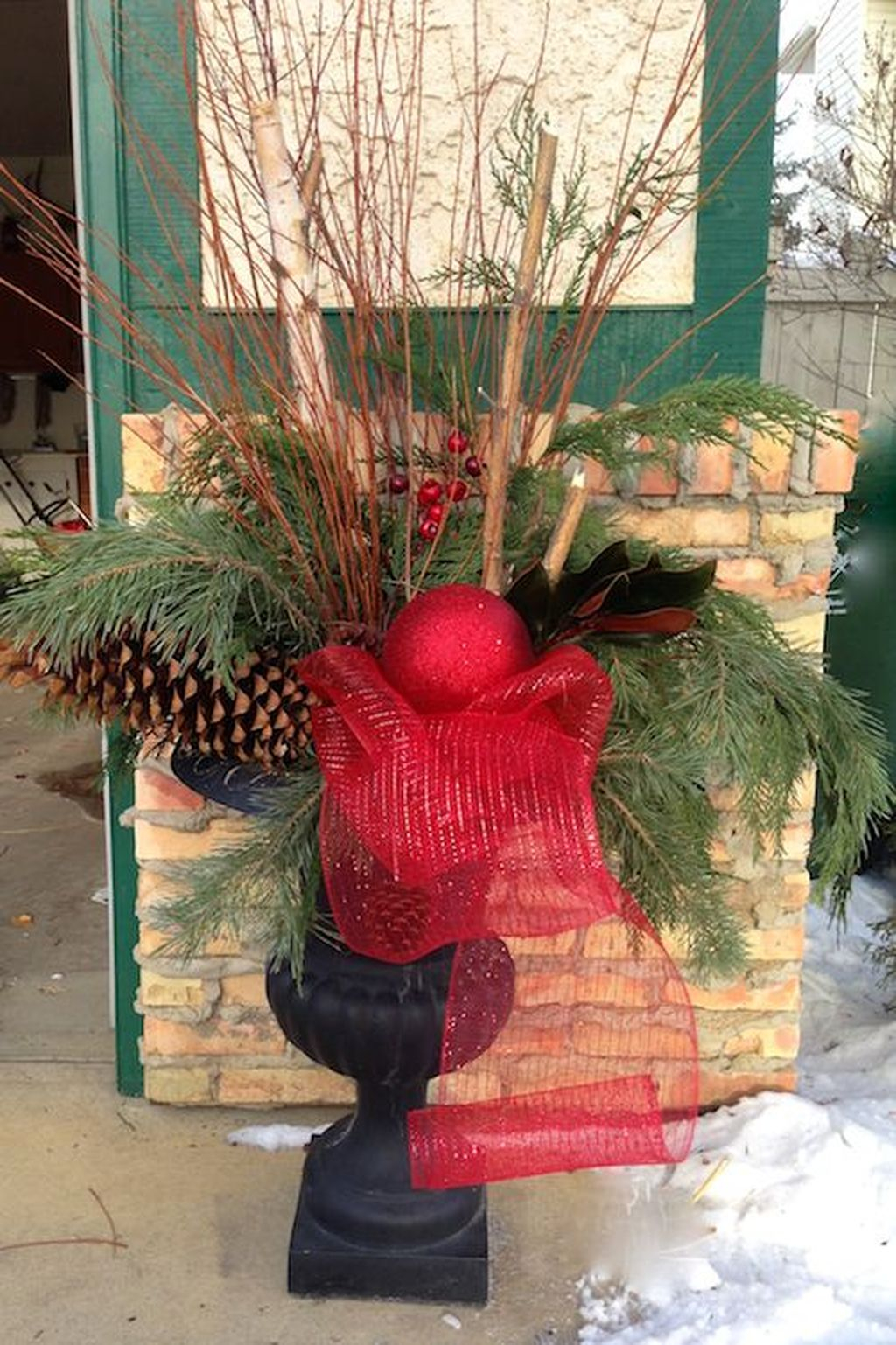 Marvelous Outdoor Holiday Planter Ideas To Beauty Porch Décor 41
