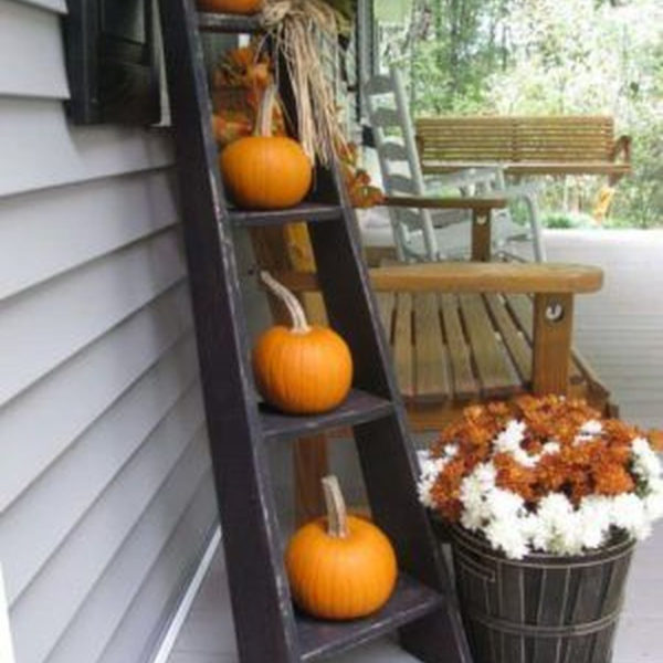 Beautiful Fall Porch Decor Ideas That Looks Modern 14