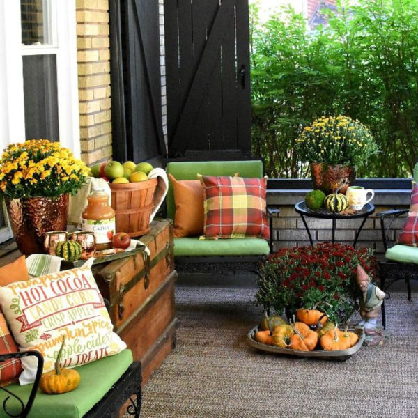 Beautiful Fall Porch Decor Ideas That Looks Modern 23
