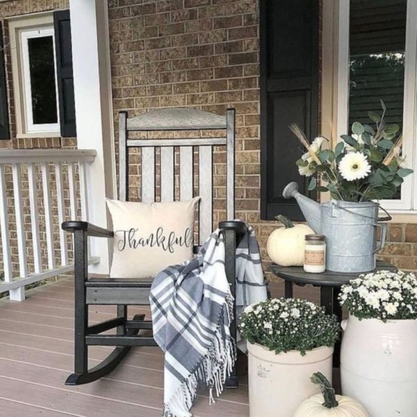 Beautiful Fall Porch Decor Ideas That Looks Modern 33