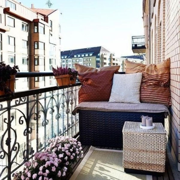 Impressive Fall Apartment Balcony Decorating Ideas To Try10