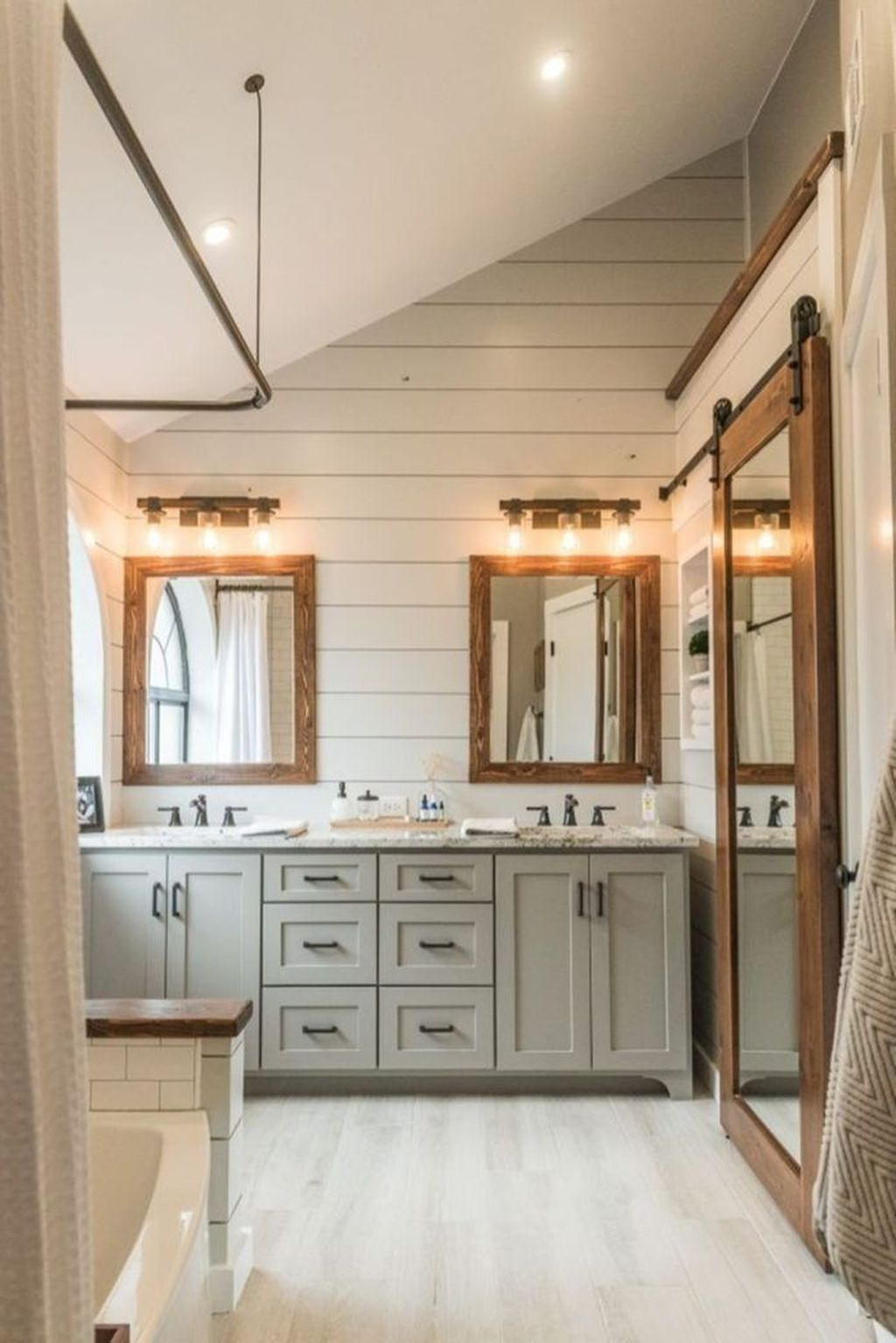 Gorgeous Farmhouse Master Bathroom Remodel Ideas That You Will See 26