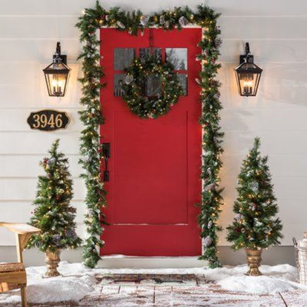 Affordable Christmas Porch Decoration Ideas To Try This Season 03